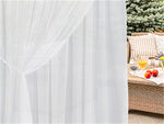 Rideau blanc élégant pour une décoration intérieure moderne et lumineuse. Idéal pour filtrer la lumière tout en préservant l'intimité de votre espace de vie. Parfait pour un salon, une chambre ou une terrasse pour créer une ambiance douce et raffinée. Découvrez comment transformer votre intérieur avec ce rideau chic et pratique.