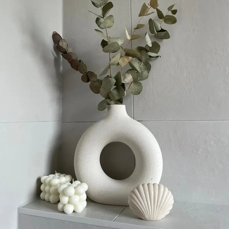 vases modernes roseclair beige noir bougies fleurssséchées décorationintérieure texturegrained minimaliste setdeco