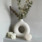 vases modernes roseclair beige noir bougies fleurssséchées décorationintérieure texturegrained minimaliste setdeco