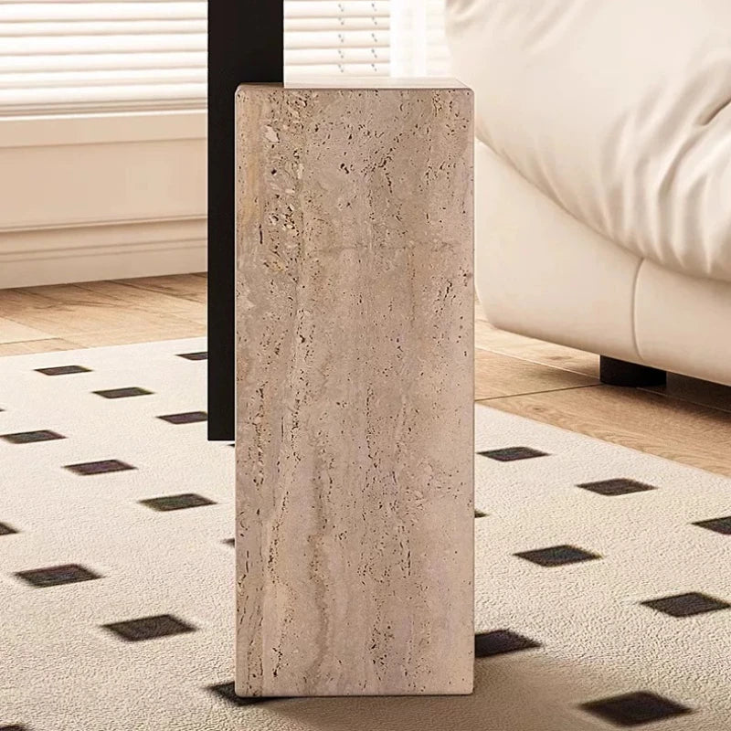 table basse moderne minimaliste marbre noir radio vintage vase couverts
