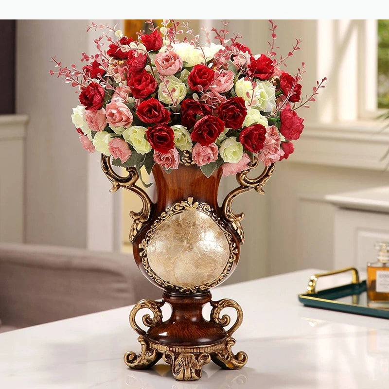 vase baroque ornements dorés motif floral incrustations marbre décor intérieur classique arrangement fleuri
