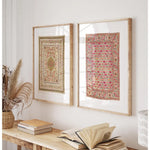 tapis ornements floraux motifs géométriques artisanal traditionnel couleur vert rouge beige blanc cadre bois