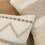 coussins décoratifs bohèmes motifs géométriques blanc cassé franges dentelle