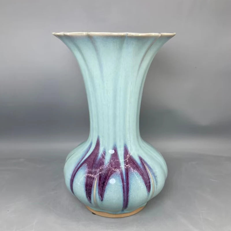 Vase décoratif en céramique bleu et violet, avec un motif élégant et unique.