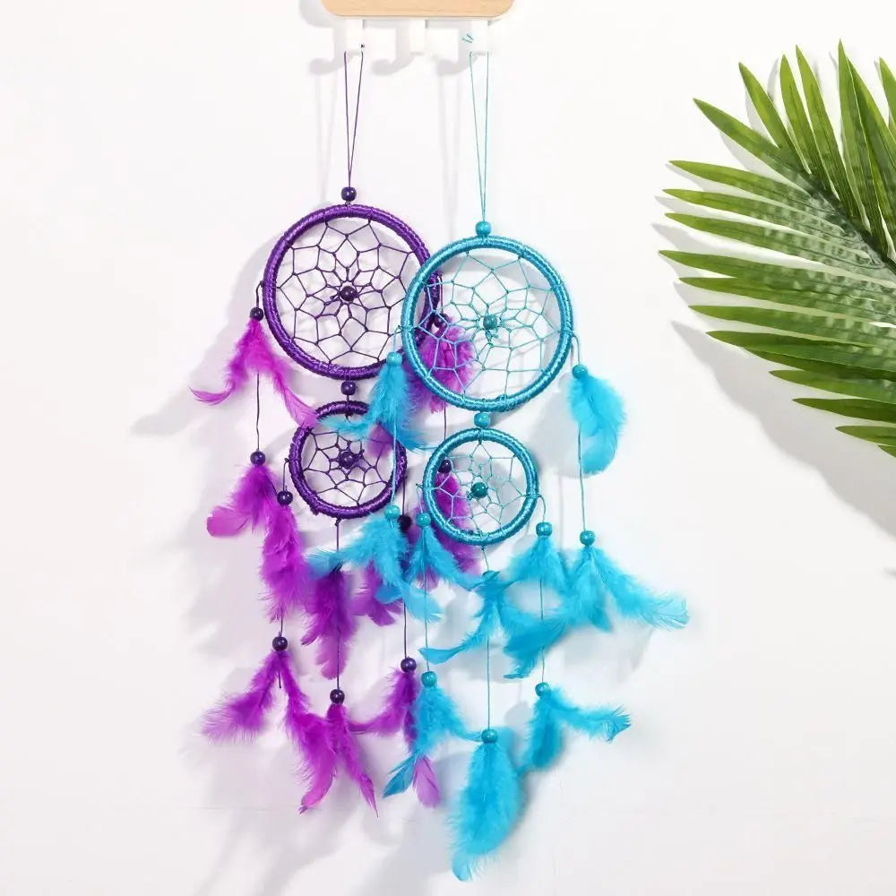 attrape rêves bohème suspendu plumes duvetées filets corde tressée bois blanc bleu violet rose