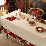 La table est joliment dressée avec des décorations de Noël, des fleurs et des gâteaux, créant une ambiance chaleureuse et festive dans cette pièce élégante.