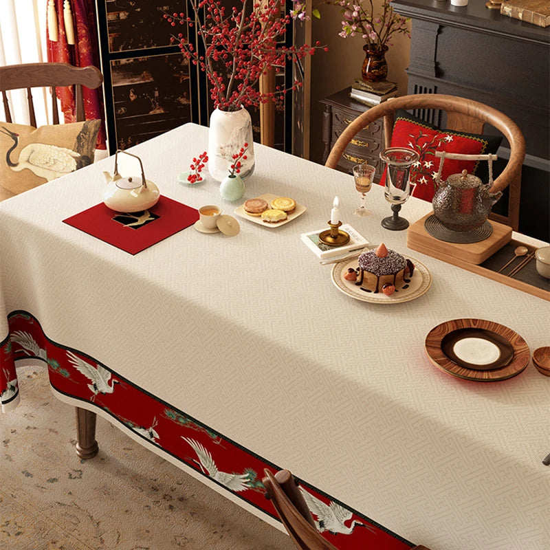 La table est joliment dressée avec des décorations de Noël, des fleurs et des gâteaux, créant une ambiance chaleureuse et festive dans cette pièce élégante.