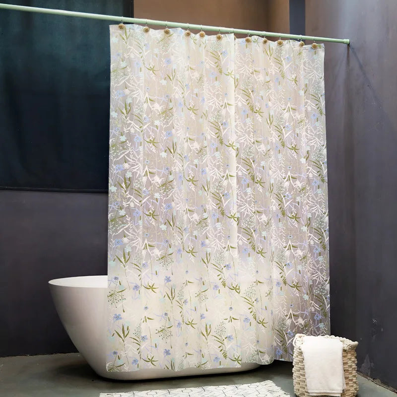 Rideau de douche vibrant en tissu imperméable présentant un motif dynamique, suspendu dans une salle de bains moderne avec des murs carrelés brillants, des accessoires de plomberie essentiels et une plante d'intérieur luxuriante. Ce rideau ajoute une touche de couleur et de style à la salle de bains, tout en garantissant l'intimité pendant la douche.