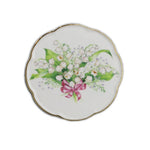 Magnifique bouquet de fleurs de muguet sur fond blanc avec un joli ruban rose.