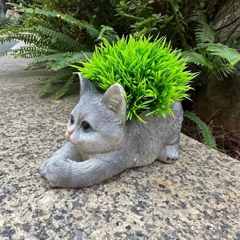 statue chat réaliste gris orange taches pelage ouvrage central planter plantes artificiellements