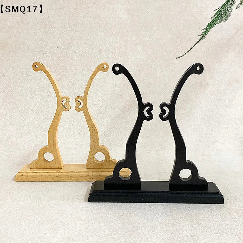 présentation éventail pliant traditionnel rouge rose jaune noir motifs floraux géométriques support bois sculpté