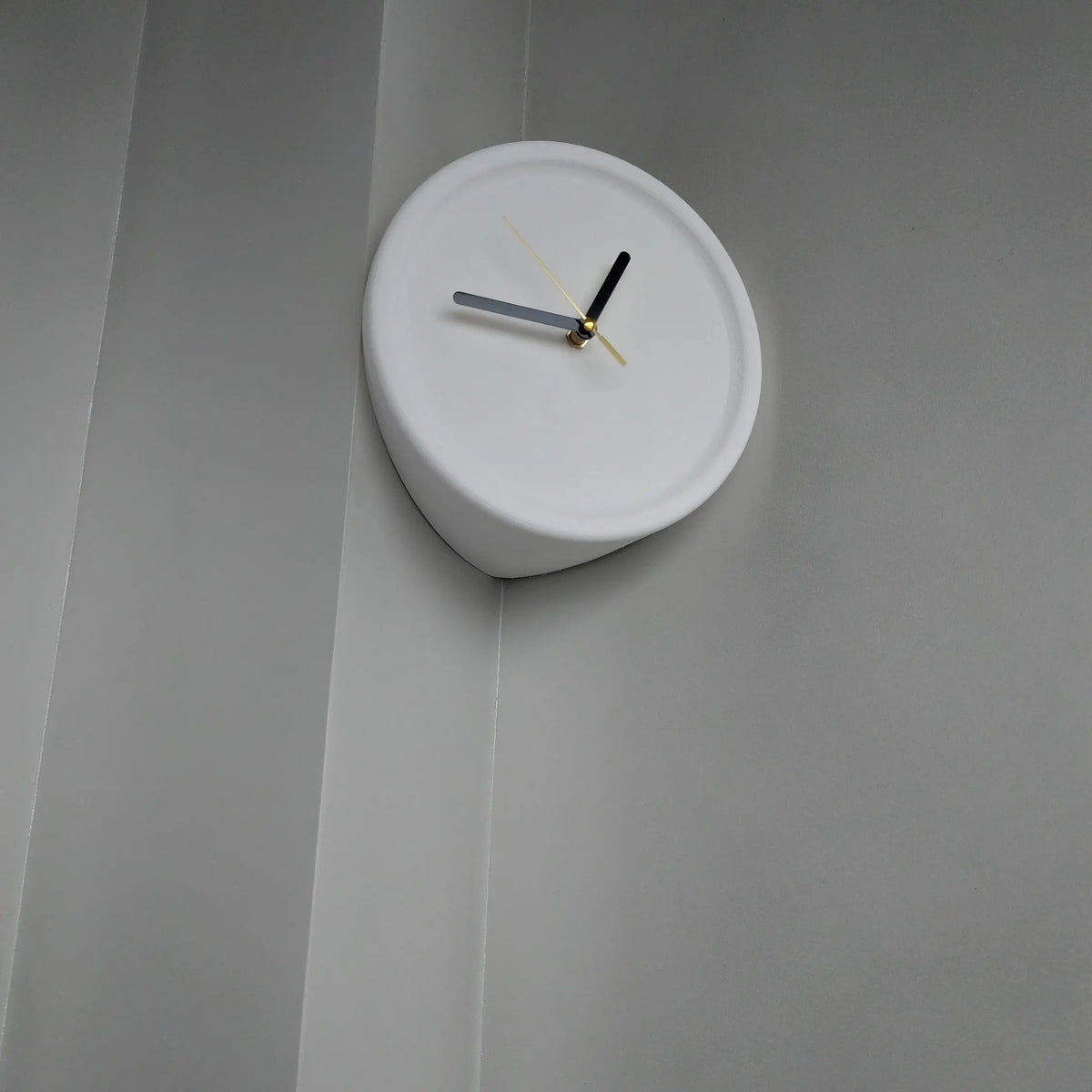 horloge murale rouge moderne aiguille quartz résine fixée sans perforations silencieuseDecorationMurale