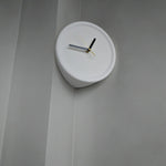 horloge murale rouge moderne aiguille quartz résine fixée sans perforations silencieuseDecorationMurale
