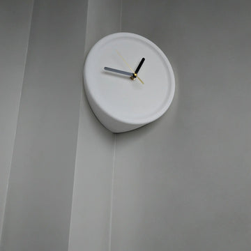 horloge murale rouge moderne aiguille quartz résine fixée sans perforations silencieuseDecorationMurale