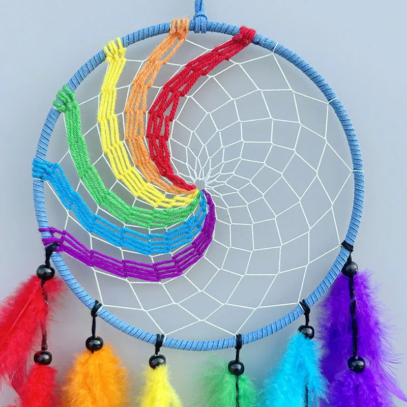 Magnifique attrapeur de rêves multicolore orné de plumes et de perles, suspendu à un cadre bleu et gris.