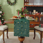 changement chemins table noël arbres étoiles dorées assiettes vertes verres bougie gâteau vase chandelier