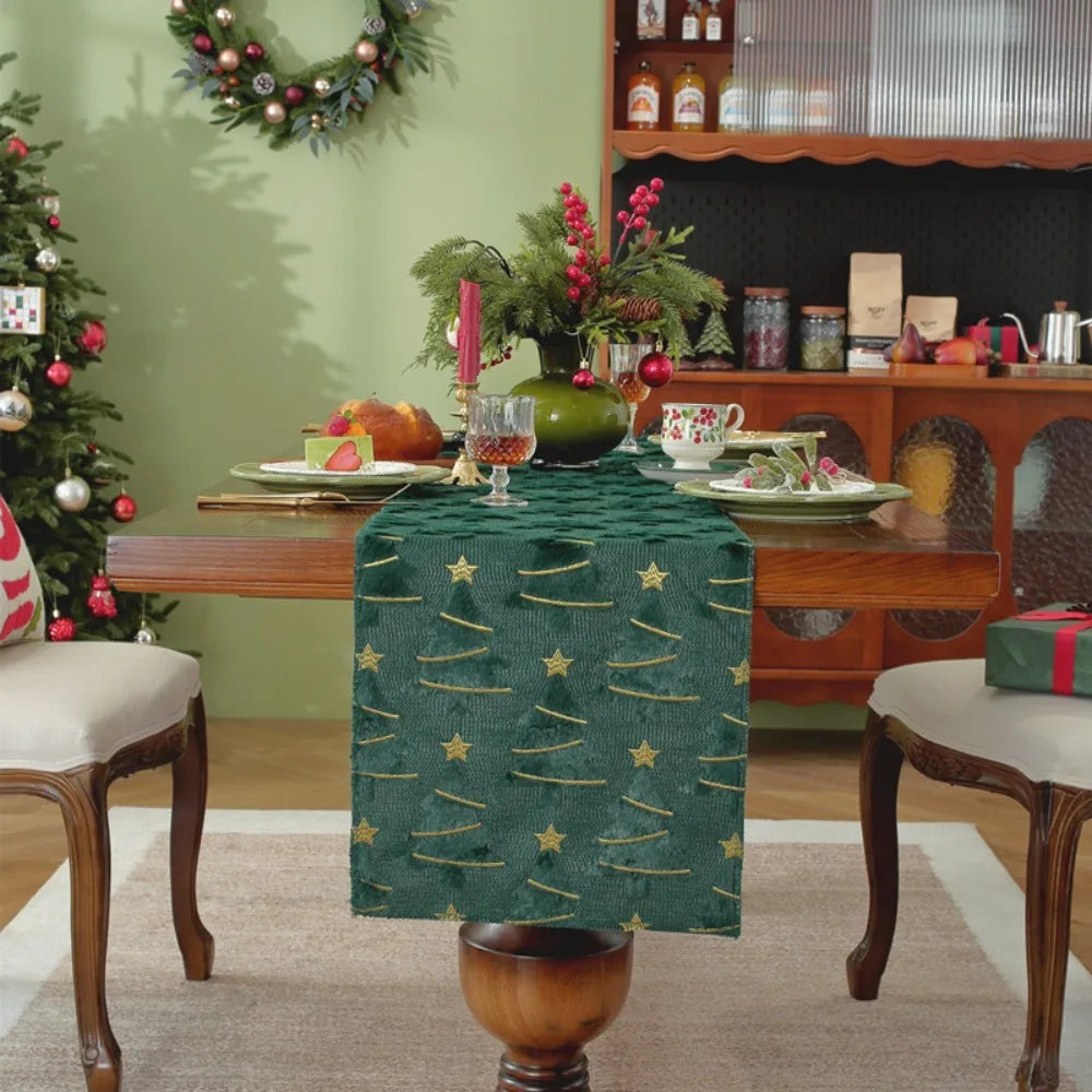 changement chemins table noël arbres étoiles dorées assiettes vertes verres bougie gâteau vase chandelier