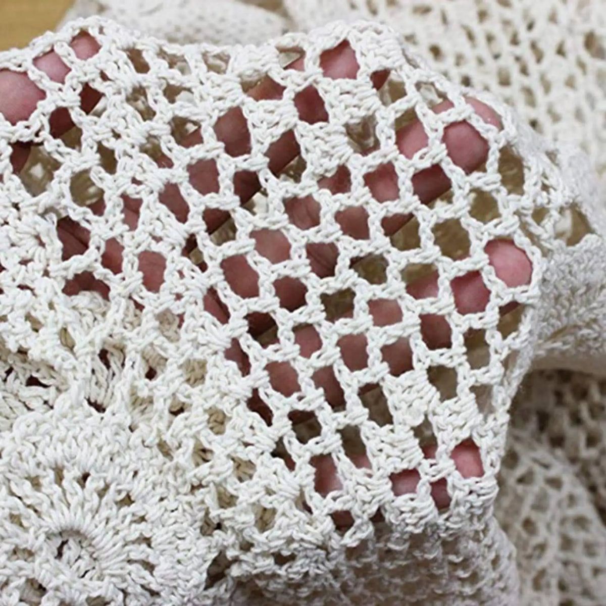nappe blanche dentelle vintage motifs floraux crochetés rustique décoration table chambre