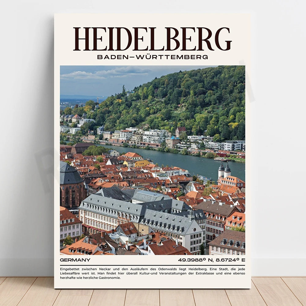 Cette image présente une vue panoramique de la ville historique de Heidelberg, située dans la région de Bade-Wurtemberg en Allemagne. On peut y voir les maisons colorées aux toits de tuiles, les églises et les châteaux perchés sur les collines qui surplombent la rivière Neckar.