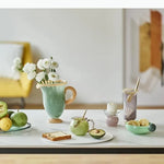 ensemble vaisselle céramique vert clair tasses bol carafe couvercle plateau fruits bougie fleur artificielle