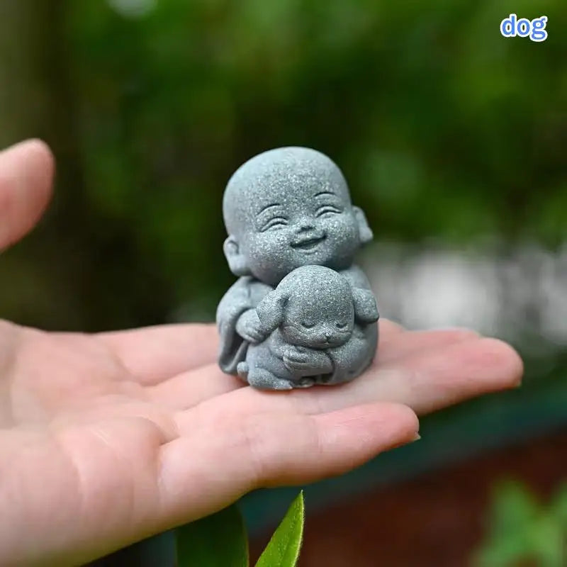statue moine animal résine gris texture granuleuse artisanale jardin zen sereine souriante decoration extérieure