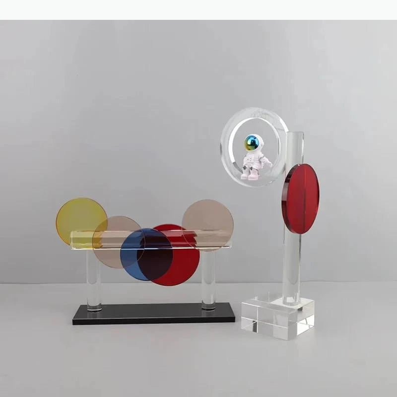 figurine spatiale transparente astronaute cercles couleurs modernes décoration intérieure abstrait