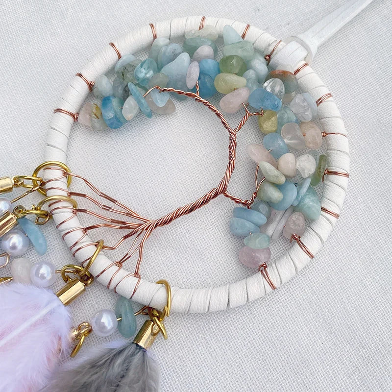 Un captivant collier en perles et pierres semi-précieuses, entouré d'une structure en fil de cuivre formant un motif circulaire élégant.