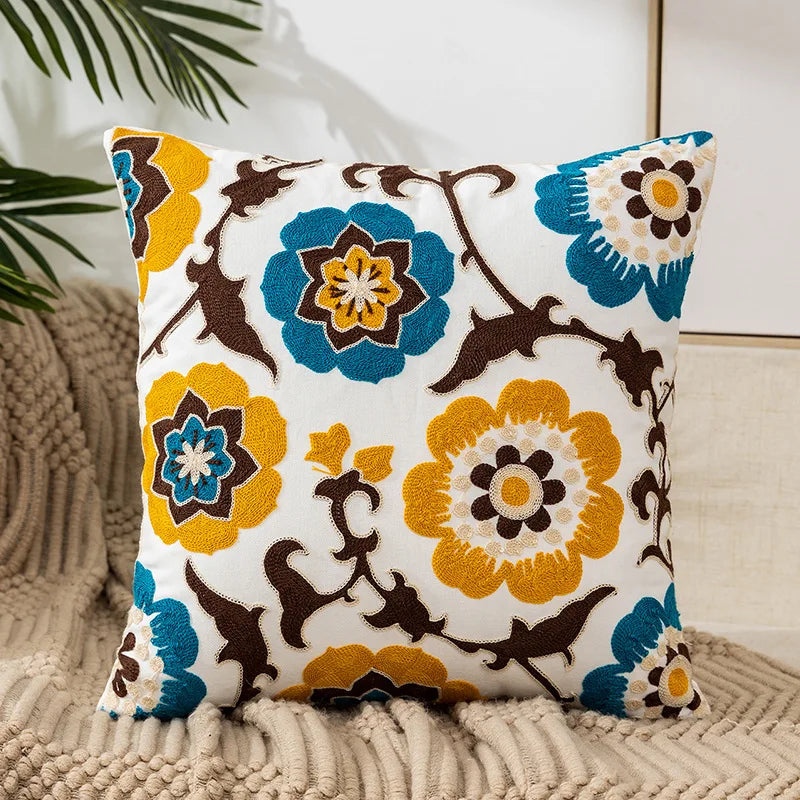 coussin carré blanc motif floral moderne brodé fleurs multicolores amovible lavable