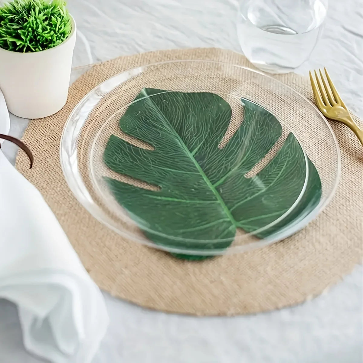 serviettes table beige feuilles artificielles rustique fourchettes dorées assiettes blanches vert classique decoration table