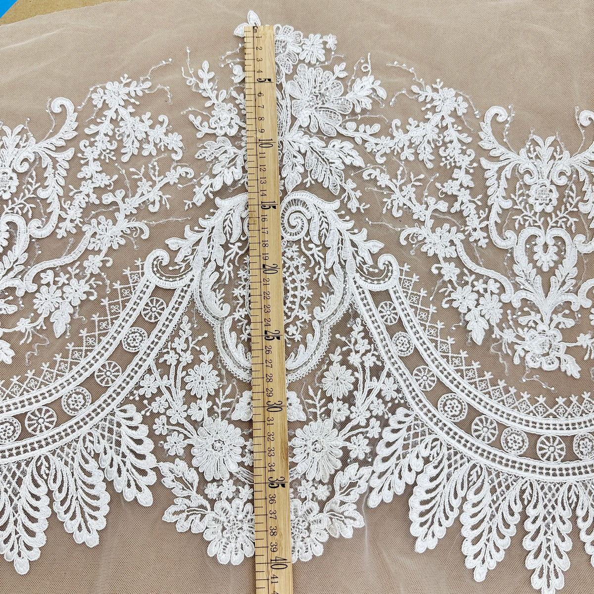 dentelle blanche floral complexe tissu acrylique baroque élégante mariage translucide brodée cérémonie.ACCESSIBLE VERSION: