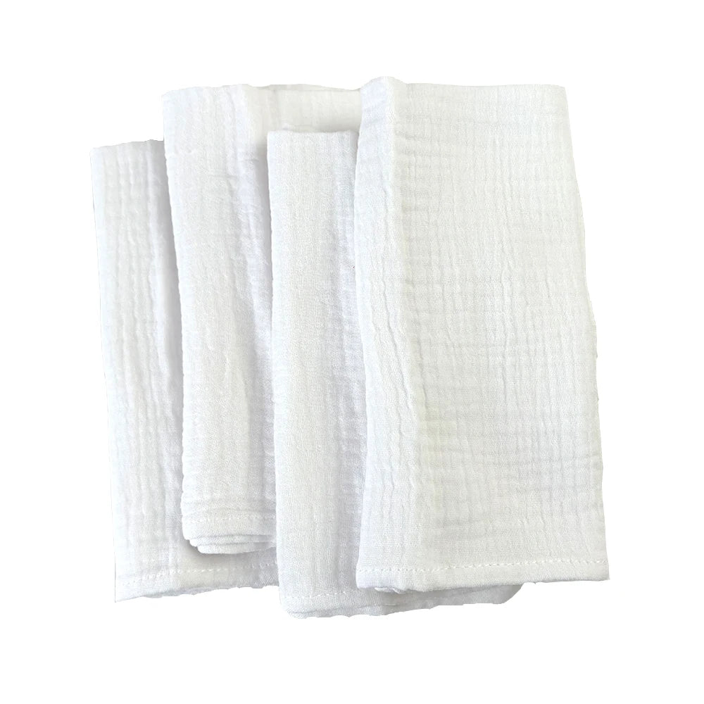 Serviettes blanches en coton pour la salle de bain ou l'usage domestique.