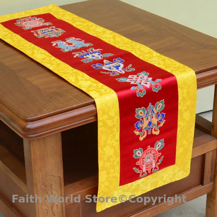 nappe decorative tibetaine symbols fleurs brodees tissu satin couleur jaune rouge bleu traditionnelle asiatique
