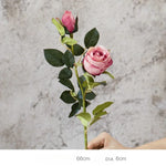 décoration maison bouquet fleurs artificielles roses ouvertes feuilles vertes réaliste anniversaire mariageintérieur