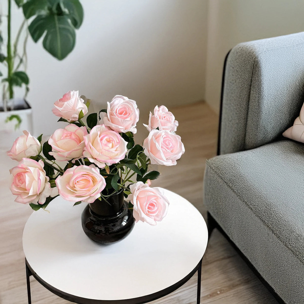 bouquet roses artificielles fleurs soie feuilles vertes décoration mariage intérieur moderne minimaliste