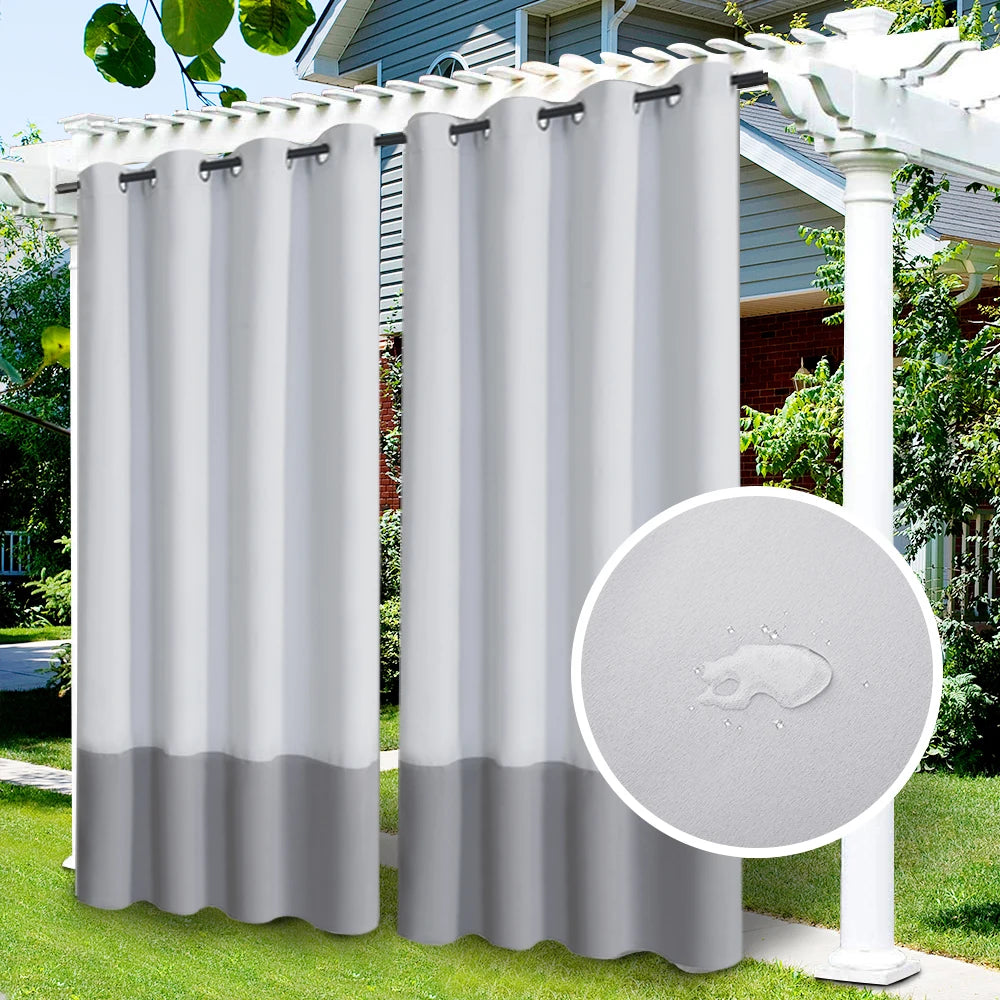 Rideaux extérieurs bicolores marron et beige avec finition imperméable, accrochés à une pergola blanche dans un jardin.