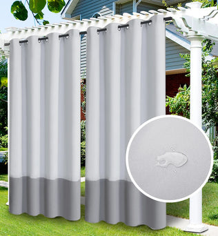 Rideaux extérieurs bicolores gris clair et gris foncé, installés sur une pergola dans un jardin.
