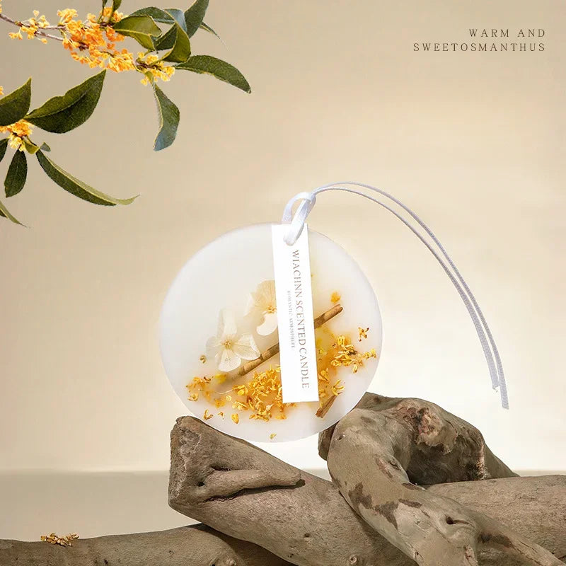 Une décoration naturelle et parfumée avec des fleurs jaunes et des rochers sur un fond beige.