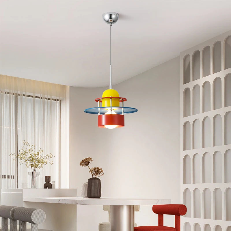 Lampe suspendue Memphis jaune au-dessus d'une table de chevet