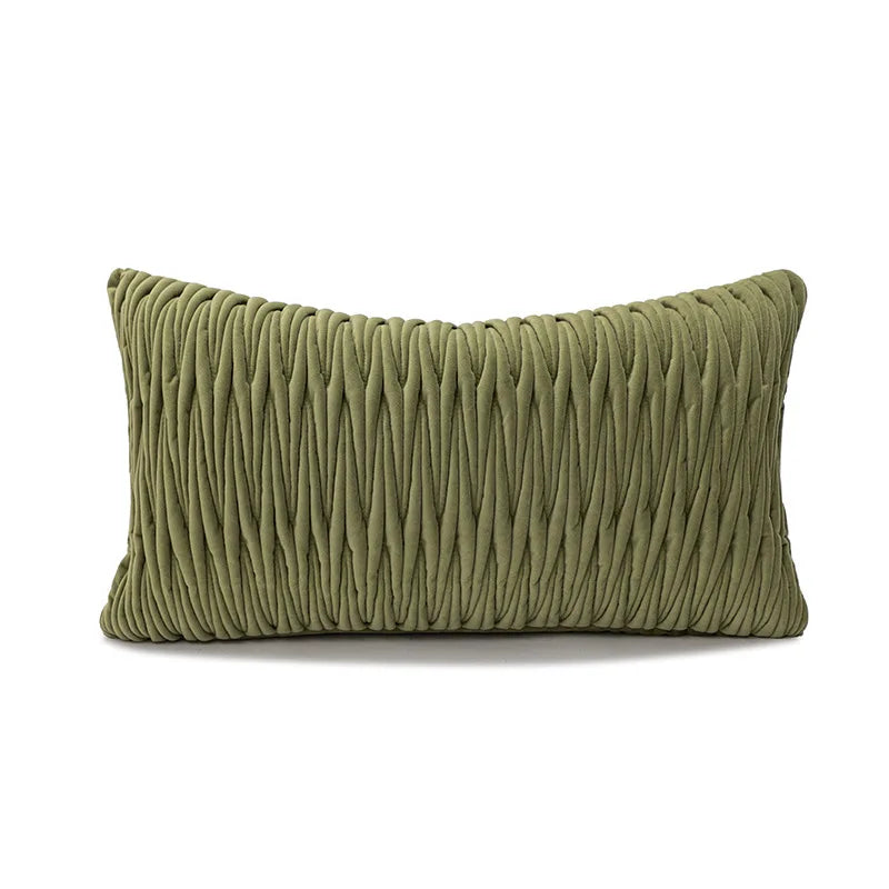 Coussin décoratif vert olive de forme rectangulaire avec un motif de lignes texturées.