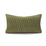 Coussin décoratif vert olive de forme rectangulaire avec un motif de lignes texturées.