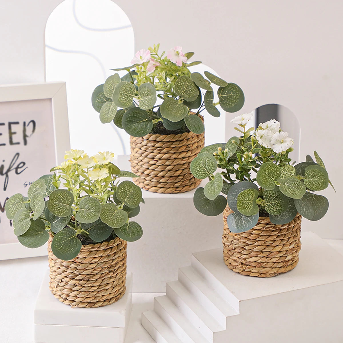 plantes artificielles vertes pot tressé feuilles texturées décoration intérieure rustique blanc marron chambre
