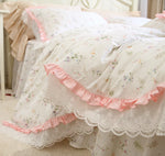 Parure de lit en coton dentelle à volants imprimé Rose sur lit queen