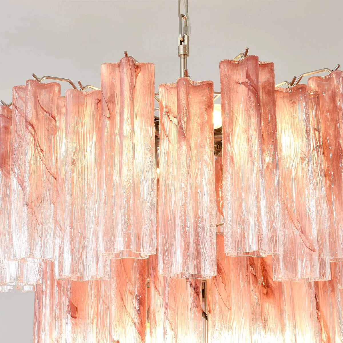 lustre moderne verre marbré rose ampoules led chaines metalliques élégantes