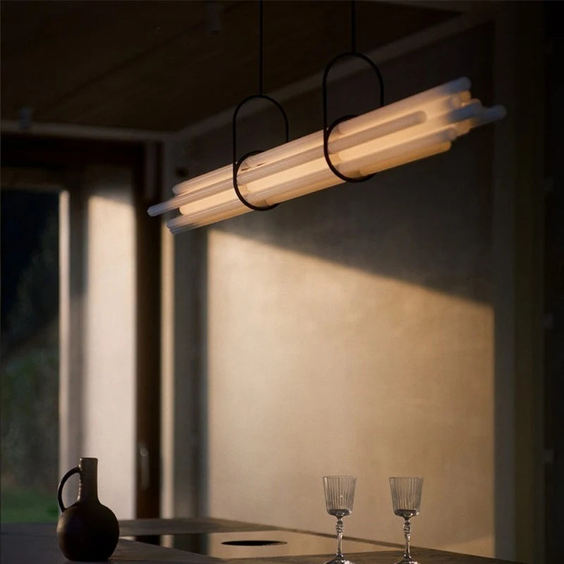 lampe suspension longue moderne minimaliste métal blanc noir cuisine salon table manger intérieur