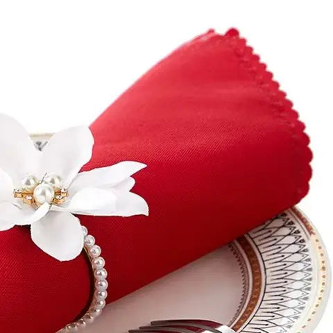 anneaux serviette fleurs blanches dorées classique rouge vert blanc mariage banquet dîner