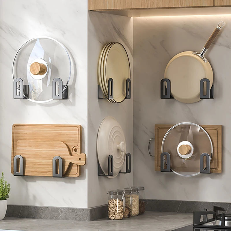 organisateur mural moderne support planche découpe couvercle casserole assiettes évier cuisine gris noir minimaliste