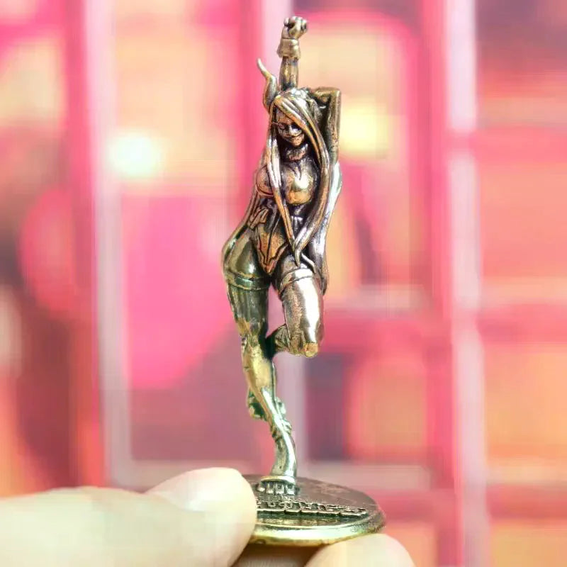 statue femme bronze sculptée détails fins pose dynamique base lettres art décoratif maison