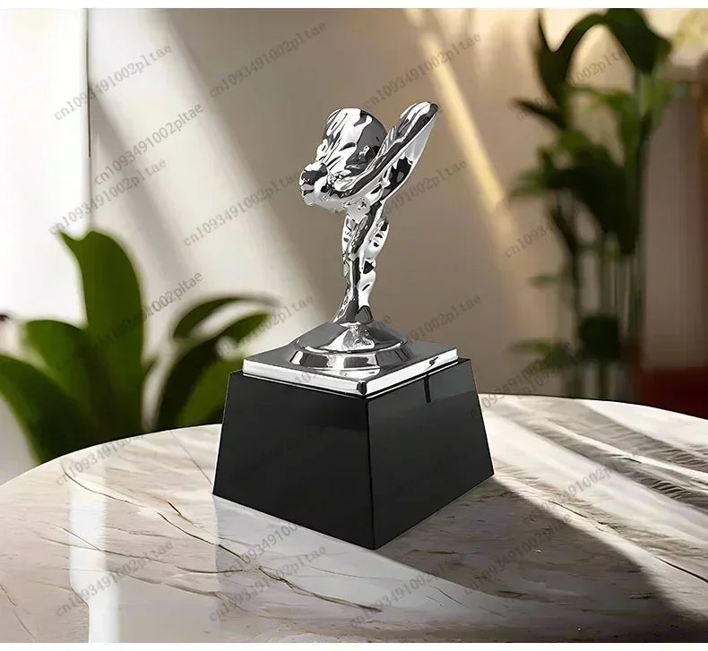 statuette décorative argentée chrome noir doré élégante luxueuse classique ornement maison salon