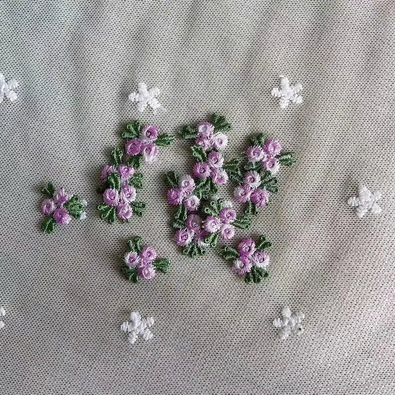 broderies dentelle fleurs simples vert rose blanc traditionnelles couture femmes