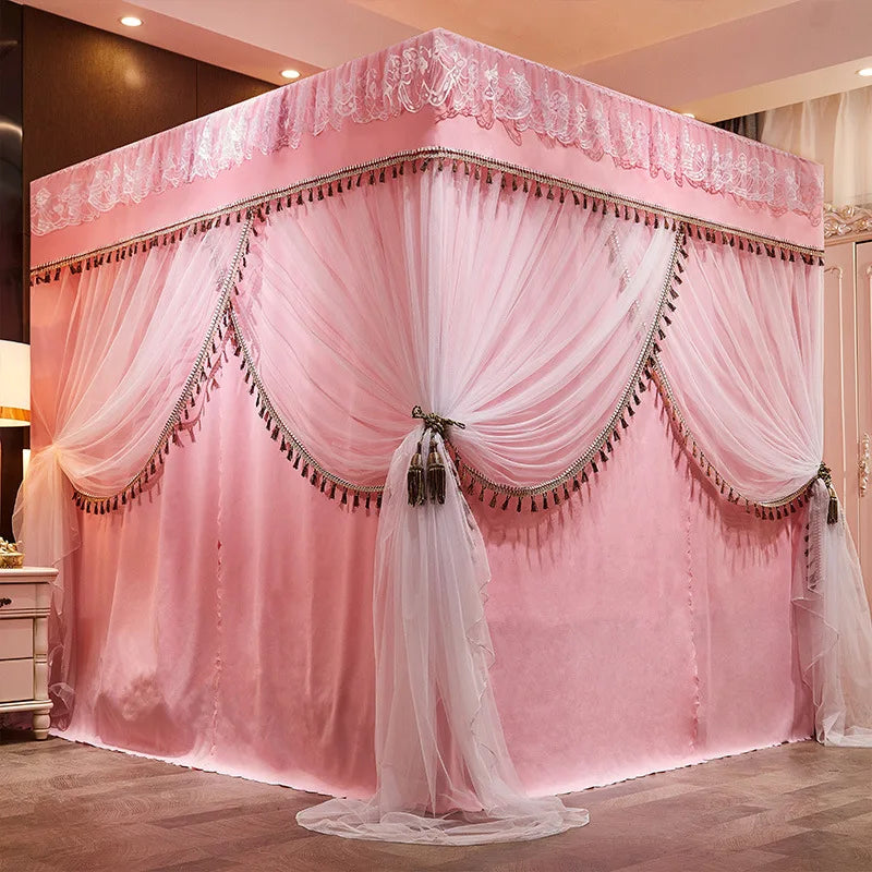 Un impressionnant baldaquin rose pastel avec des rideaux élégants et ornés de pompons, créant une atmosphère intime et chaleureuse dans cette pièce.
